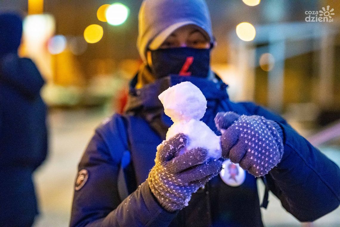 Protest kobiet. Lepili kaczki i palili znicze pod siedzibą PiS