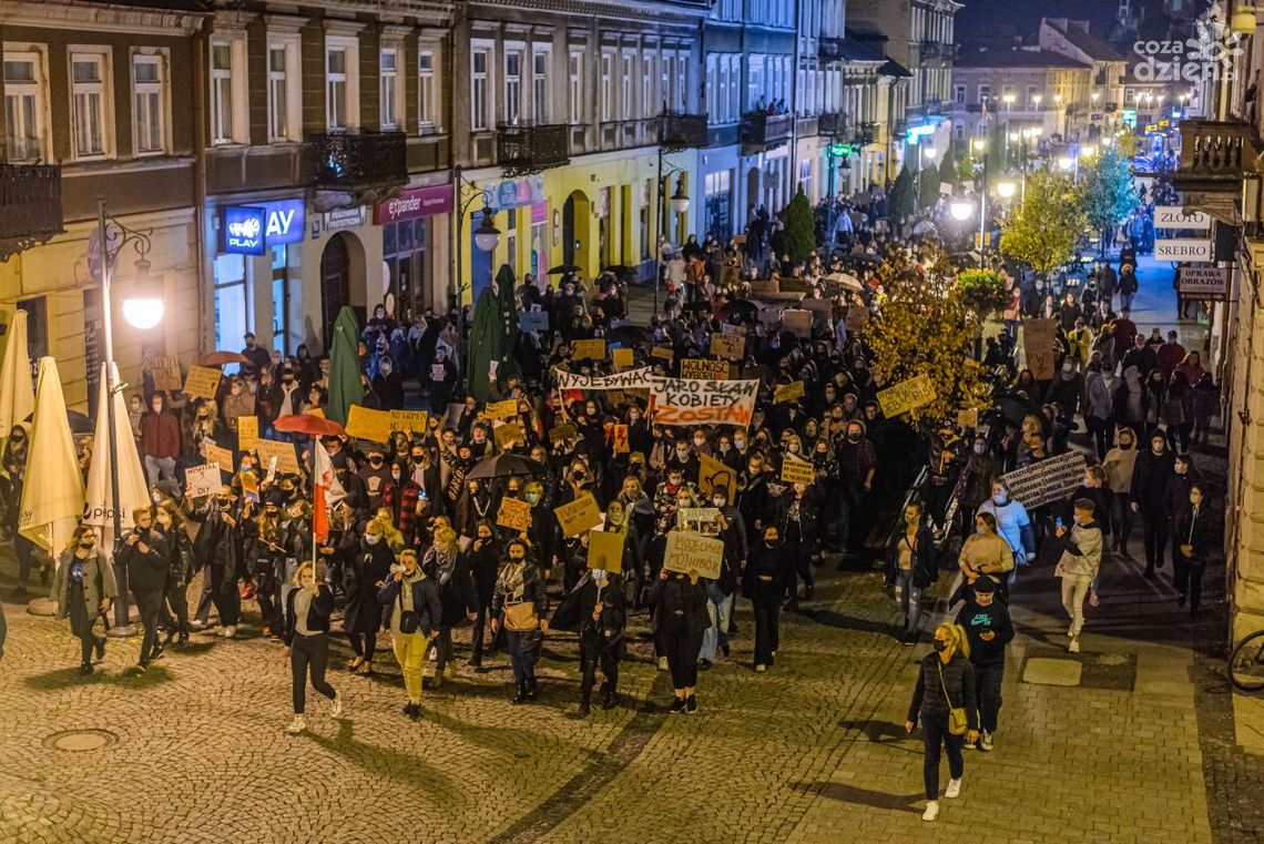 Protest trwa. Kobiety nie poszły do pracy Protest trwa. Kobiety nie poszły do pracy