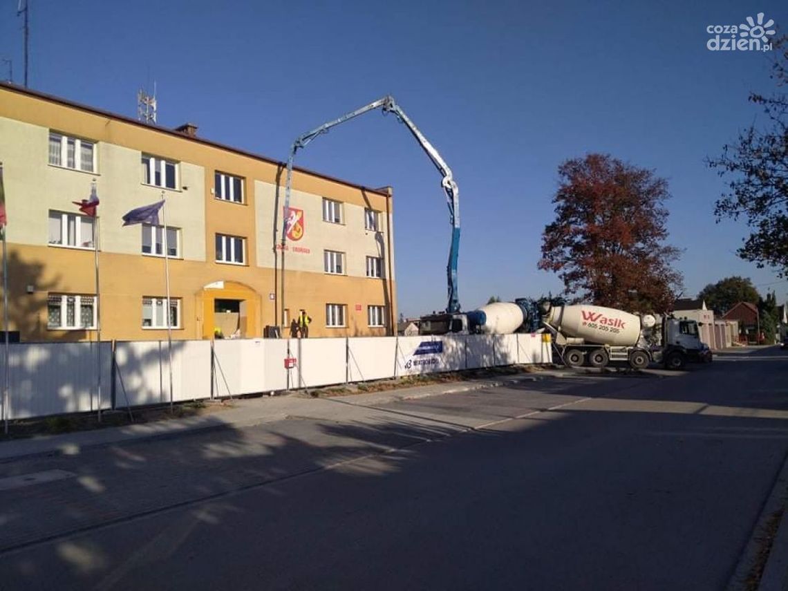 Przebudowa Urzędu Gminy w Orońsku. Powstaje tam winda zewnętrzna dla niepełnosprawnych