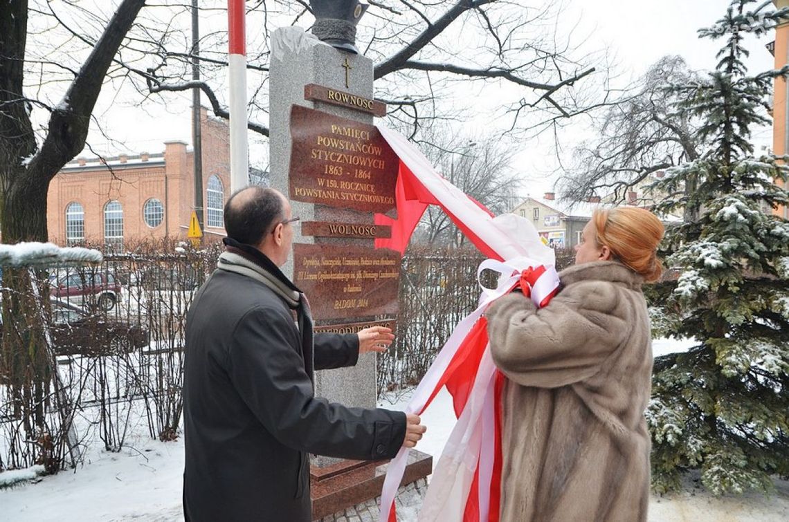 Przed III LO stanął pomnik powstańców styczniowych