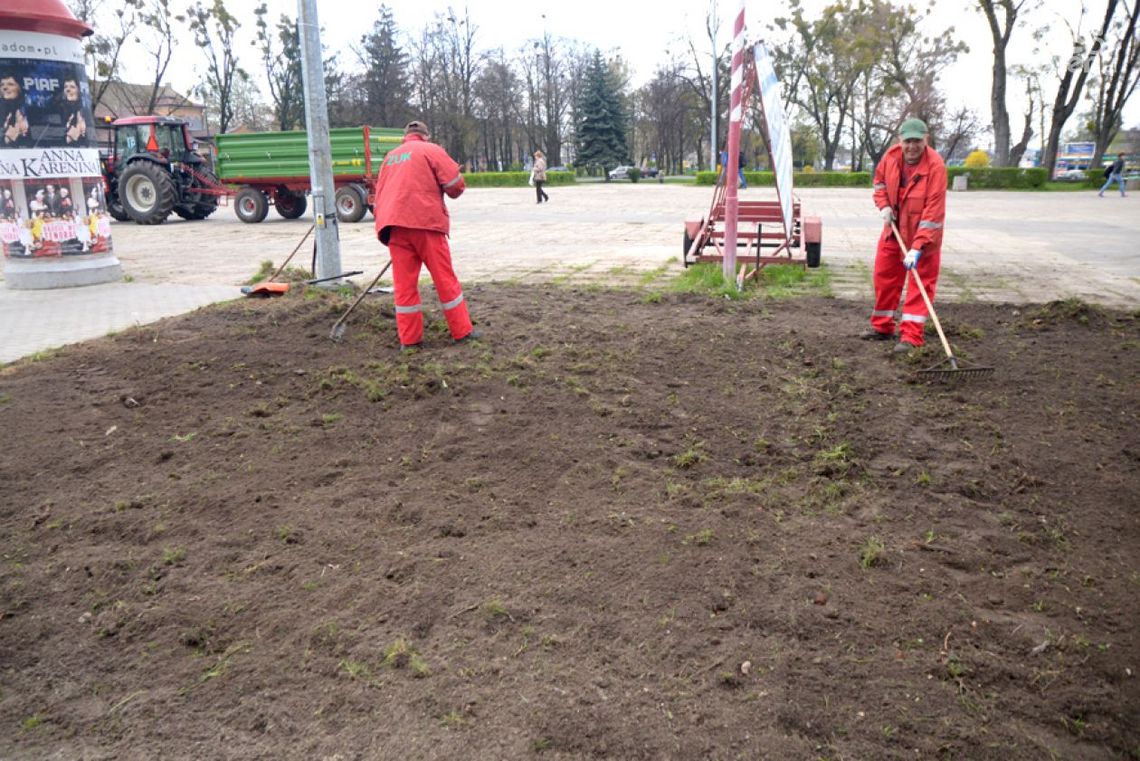 Przed teatrem ładnie. Ale co z placem?