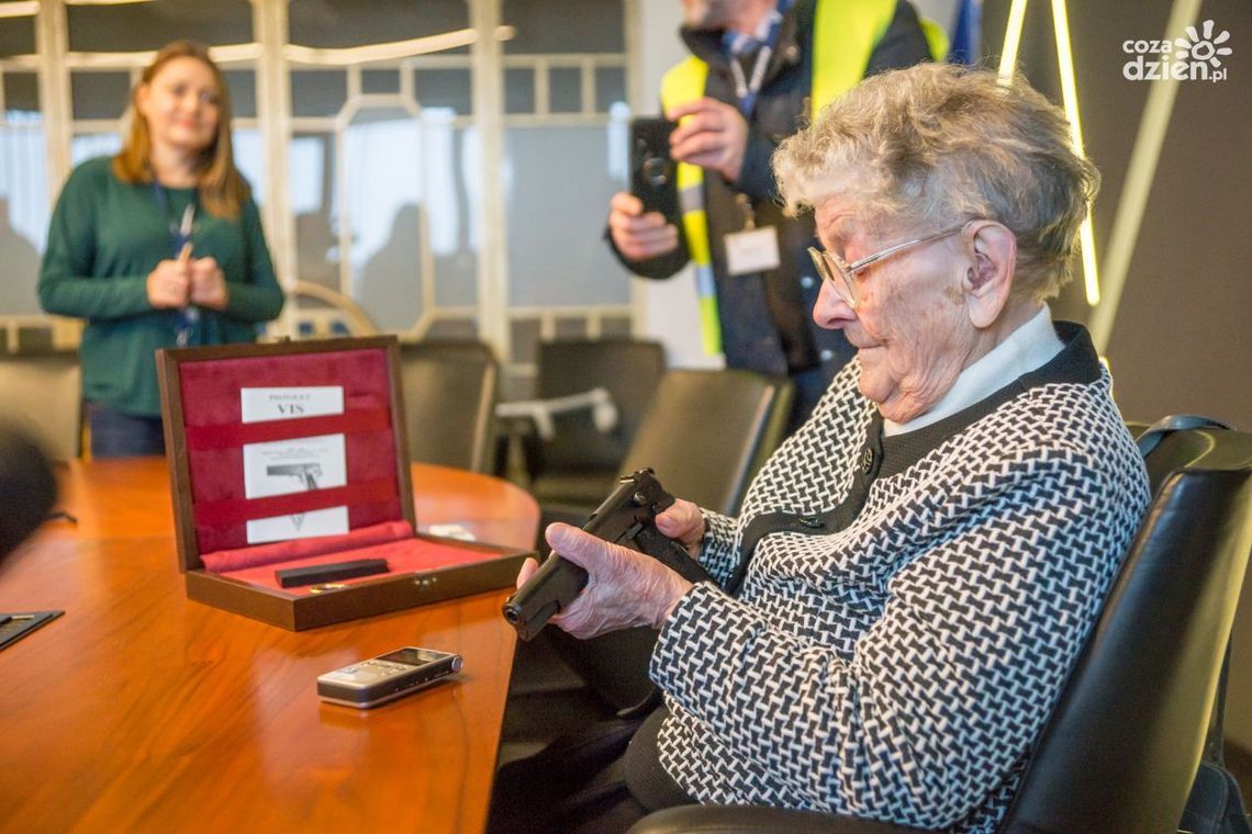 Przed wojną pracowała w Fabryce Broni. Teraz ją odwiedziła