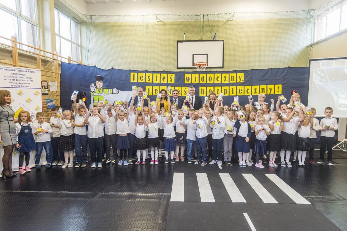 Przedszkolaki i pierwszaki dostały odblaski