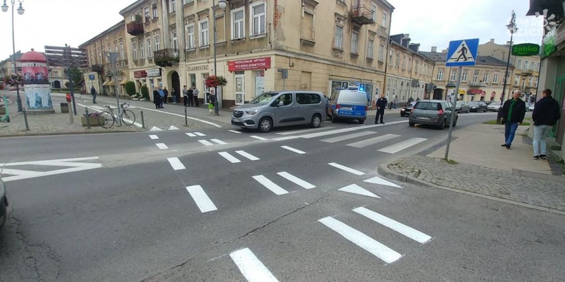 Przejeżdżał na pasach. Trafił do szpitala