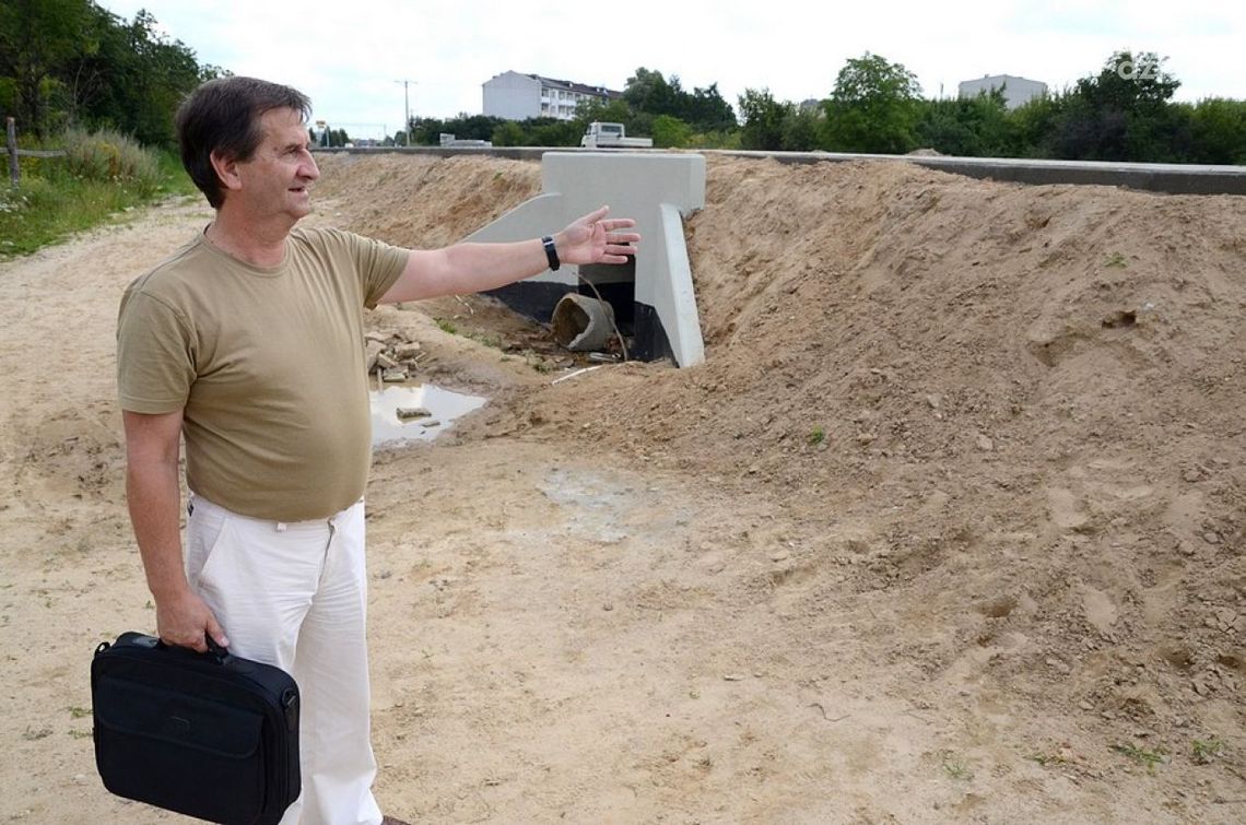 Przejście dla zwierząt jest, schodów dla ludzi brak Przejście dla zwierząt jest, schodów dla ludzi brak