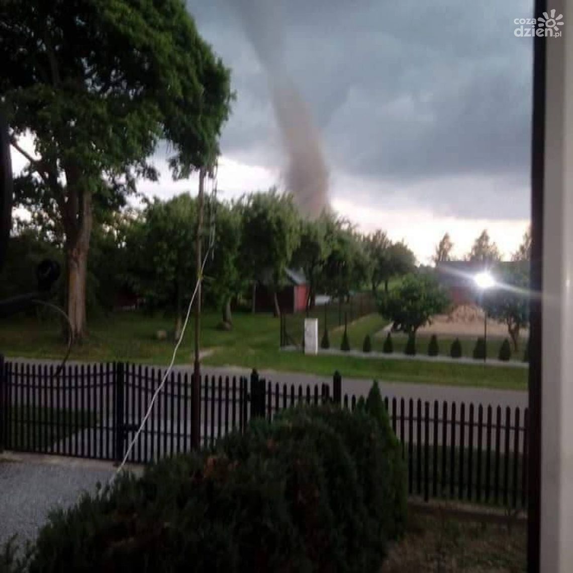 Przejście trąby powietrznej [wideo,zdjęcia]