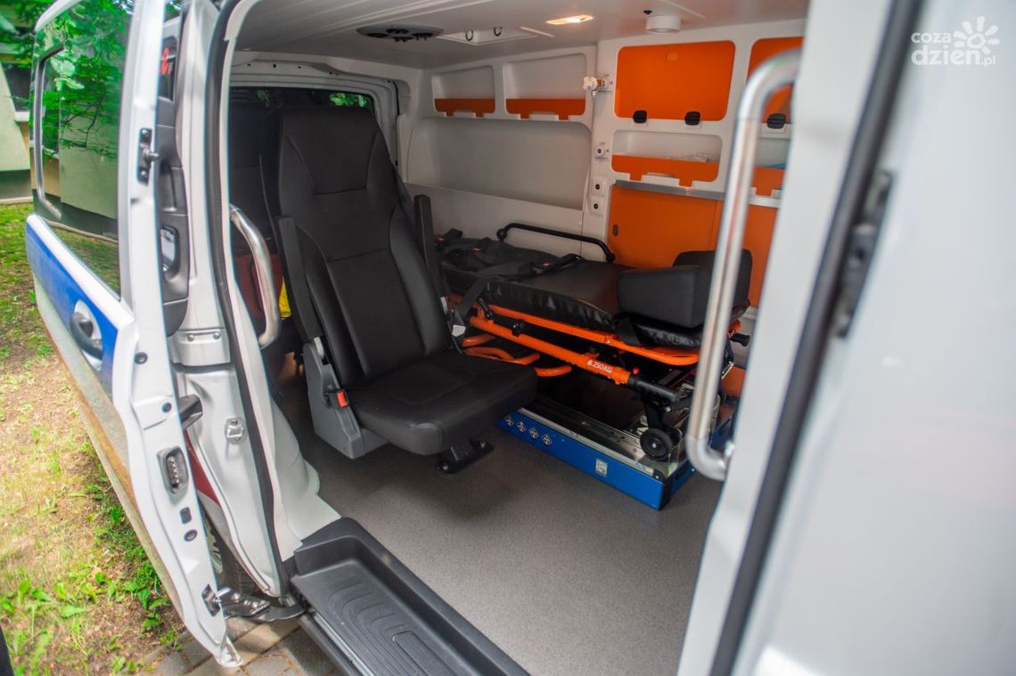 Przekazane karetki stoją w garażu. Jest problem z ich zarejestrowaniem 