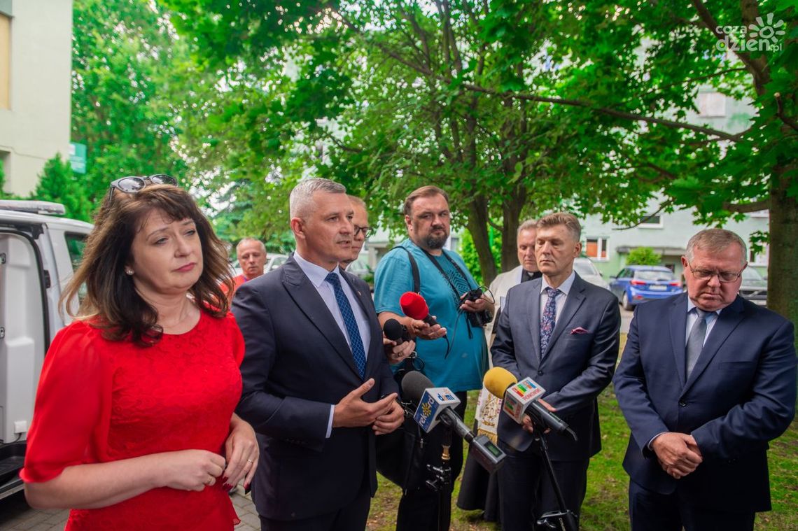 Przekazanie karetki w Pionkach z polityczną dyskusją w tle Przekazanie karetki w Pionkach z polityczną dyskusją w tle