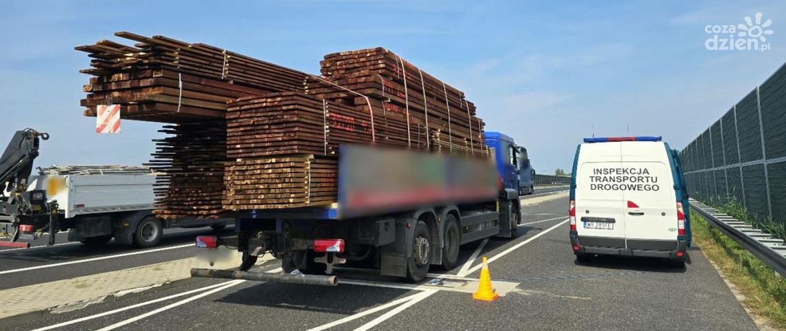 Przeładowana ciężarówka zatrzymana koło Grójca