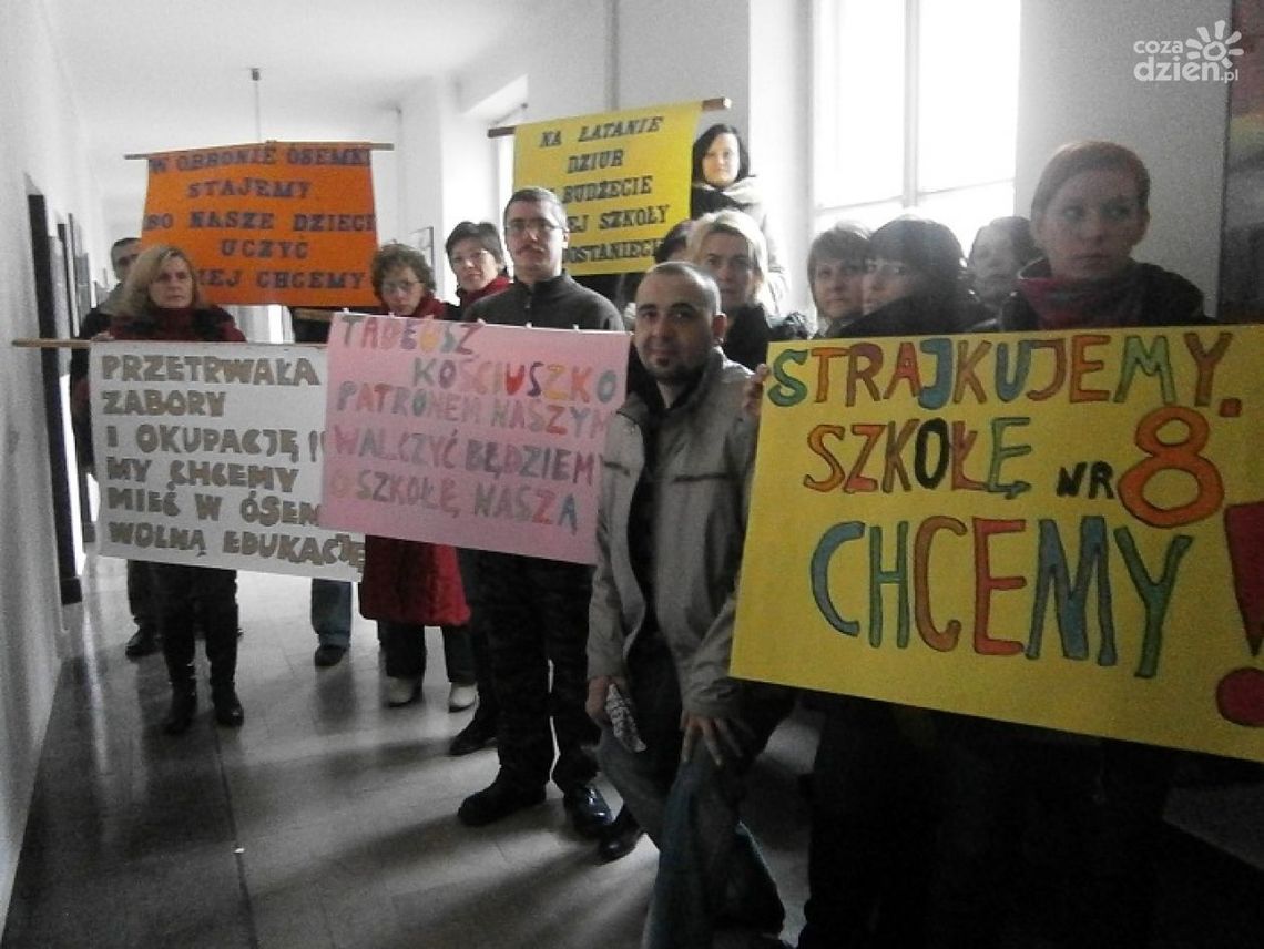 "Przetrwała zabory i okupację!!! My chcemy mieć w ósemce wolną edukację" "Przetrwała zabory i okupację!!! My chcemy mieć w ósemce wolną edukację"