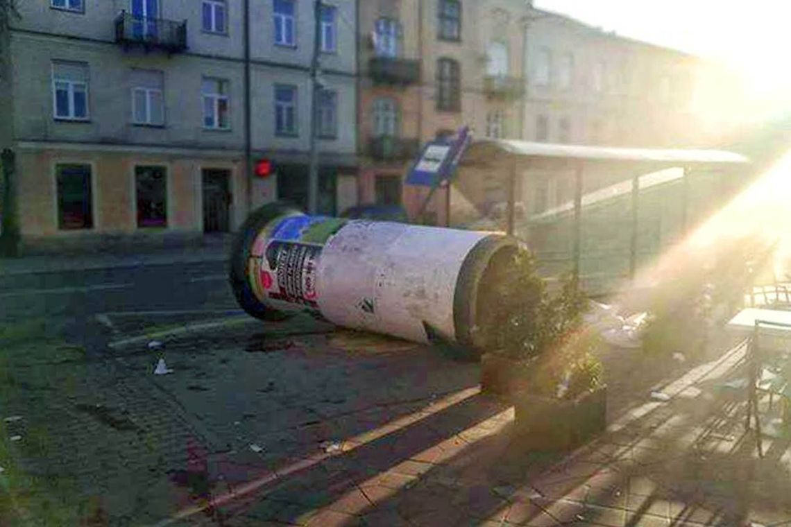 Przewrócony słup, zdewastowany przystanek Przewrócony słup, zdewastowany przystanek