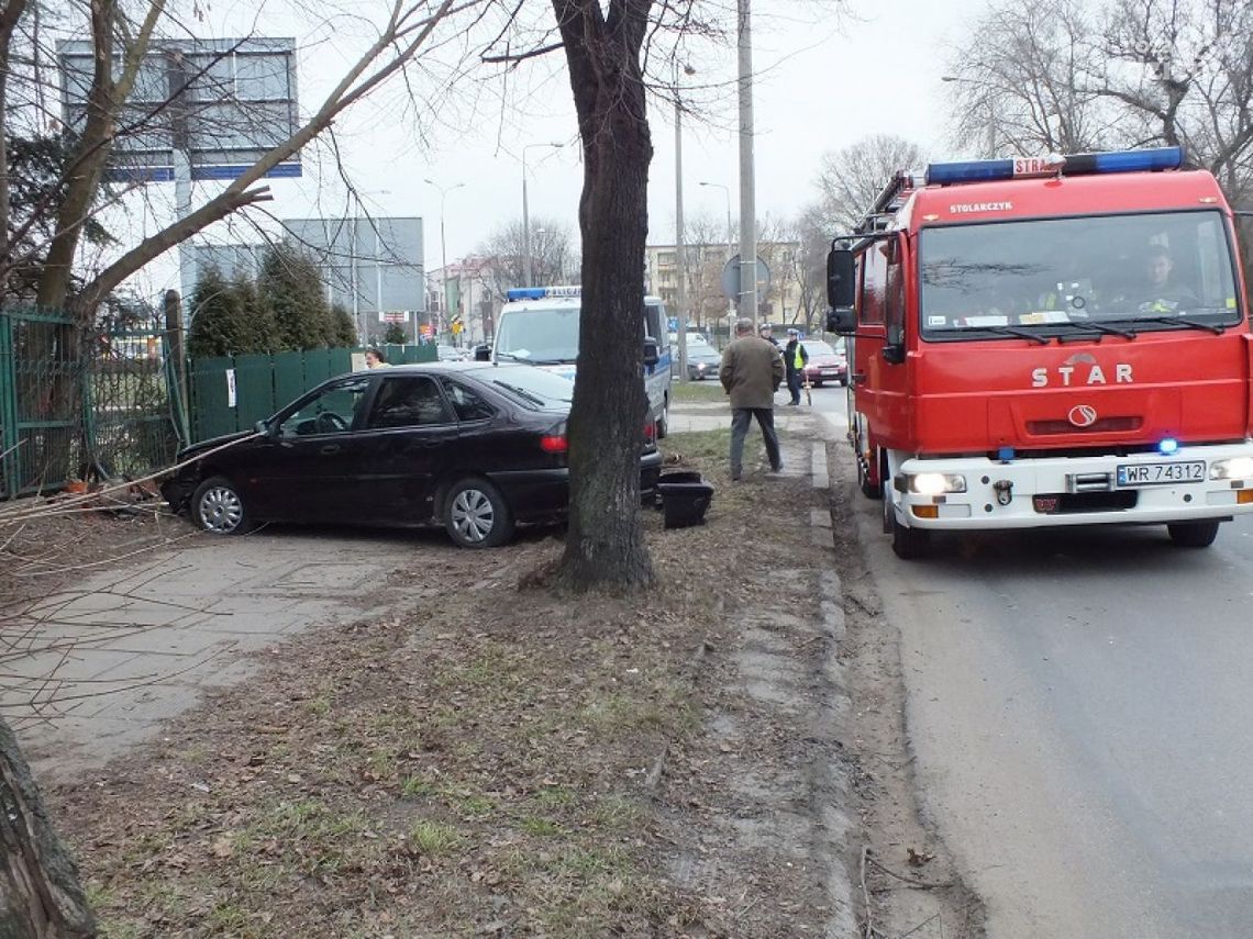 Przy Okulickiego uderzył w drzewo, a później w ogrodzenie
