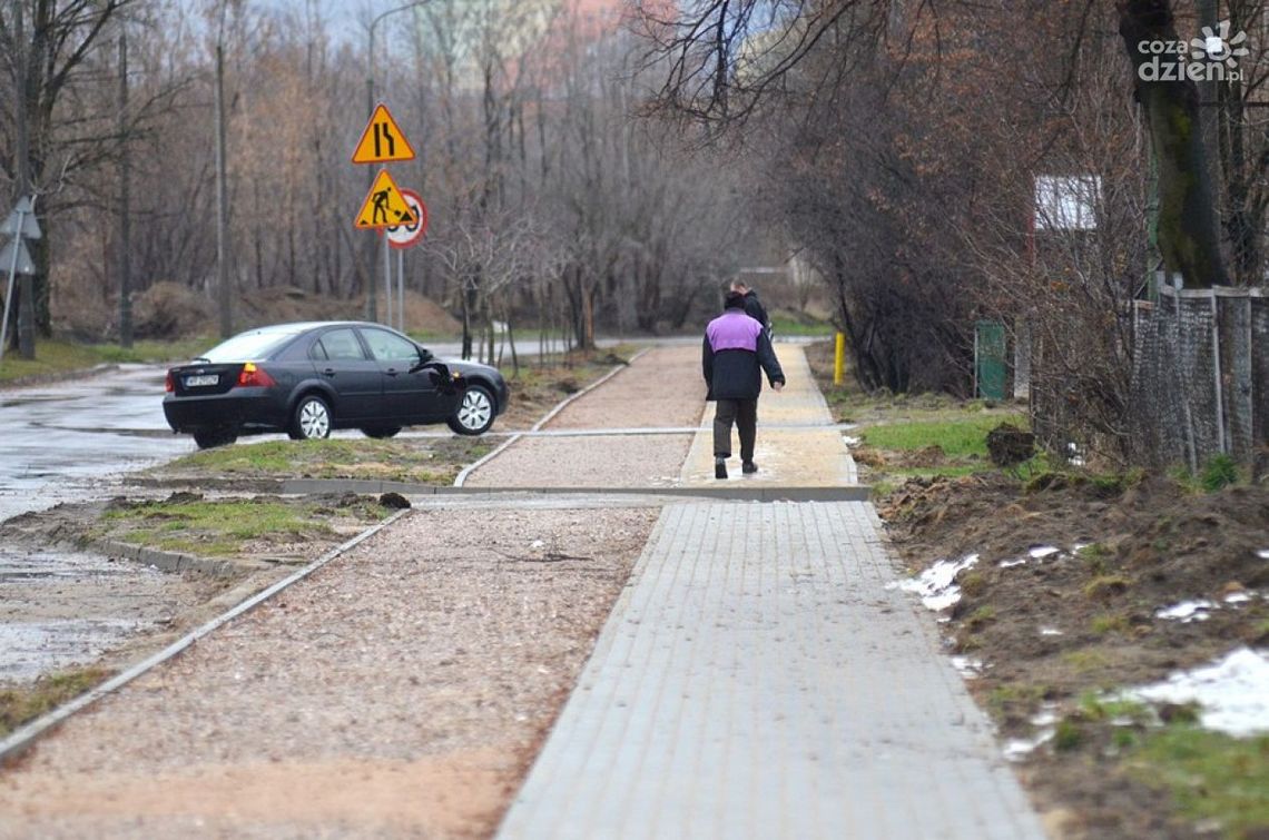 Przy Olsztyńskiej chodnik na nowo