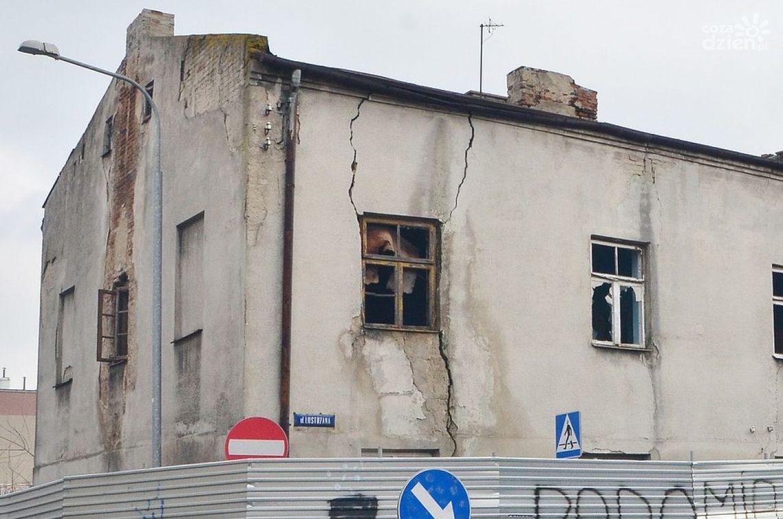 Przy ul. Lustrzanej runie kamienica?