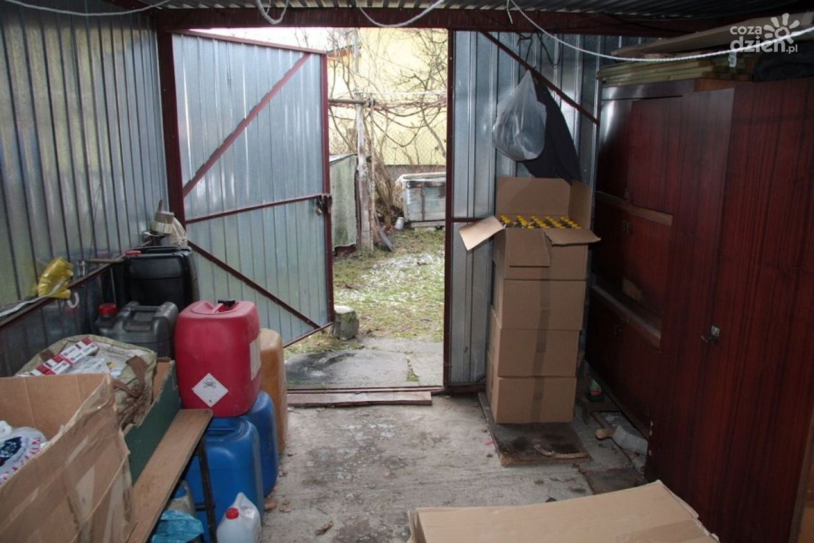 Przy ul. Mostowej ponad 100 tys. szt. nielegalnych papierosów