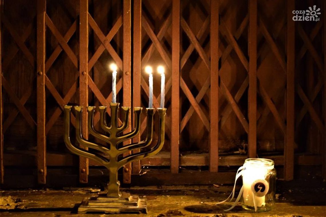 Przyjdź i zapal chanukowe światło Przyjdź i zapal chanukowe światło