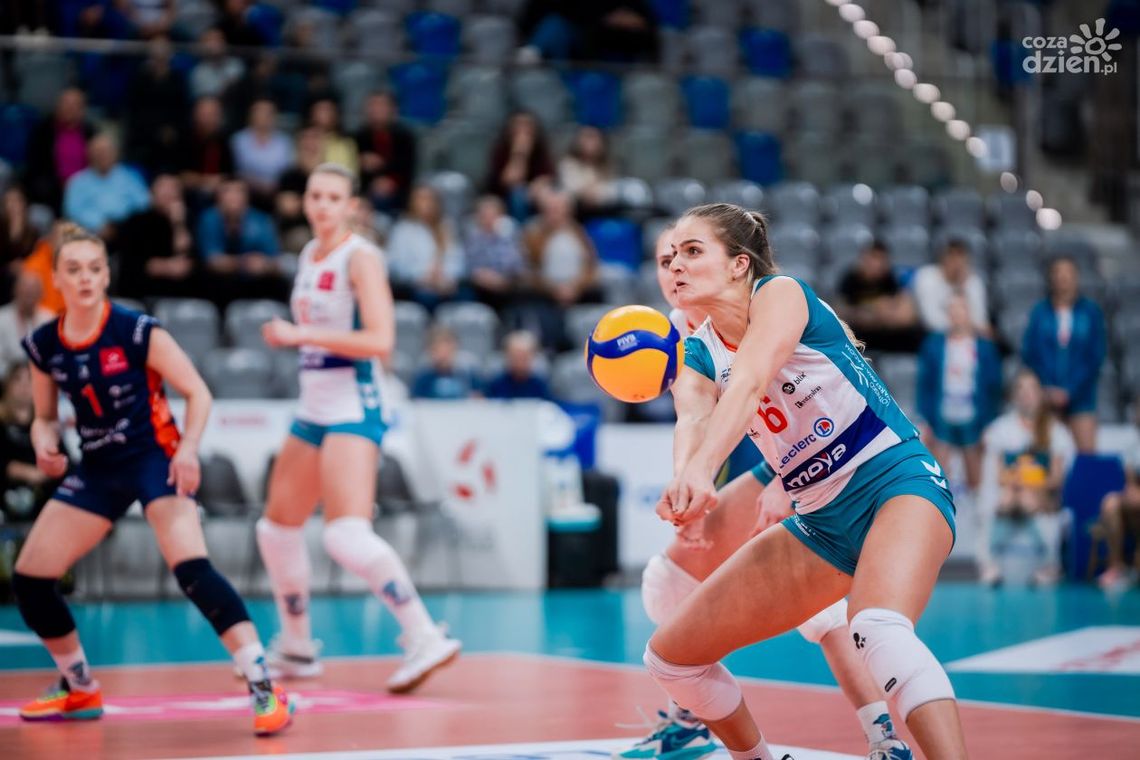 Przyjmująca Hilary Johnson odchodzi z Moya Radomki Radom