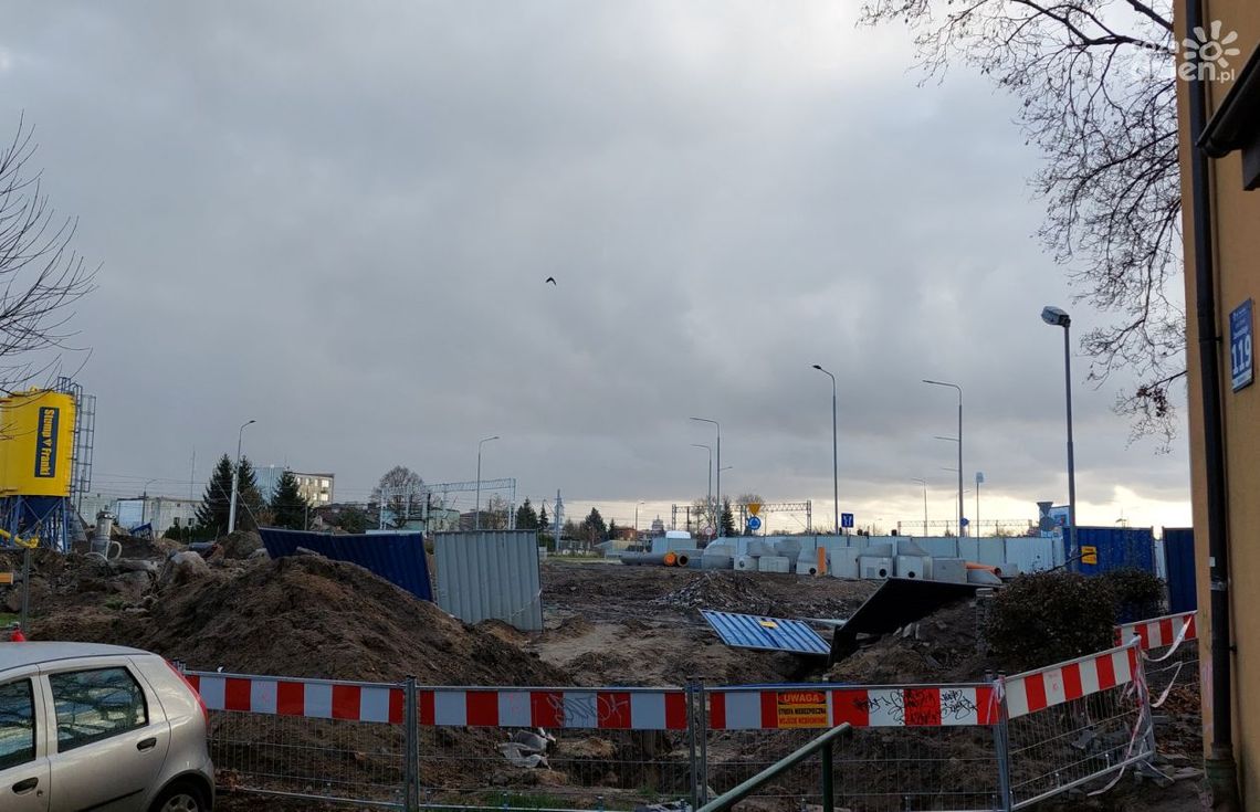 Przystanek kolejowy pod wiaduktem. Jak przebiegają prace?