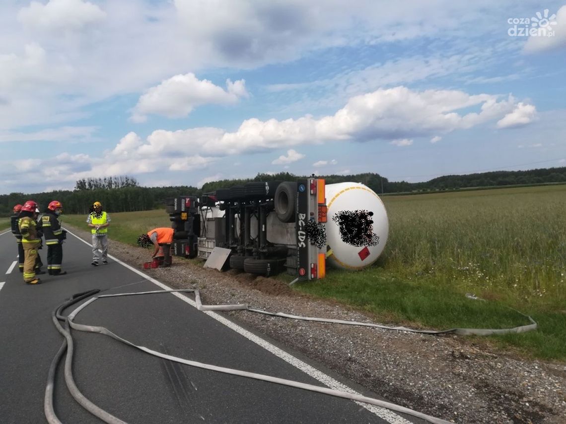 Przysucha. Cysterna z gazem w rowie 
