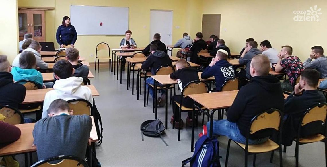 Przysucha. Policjanci odwiedzili uczniów „Skowyrówki”
