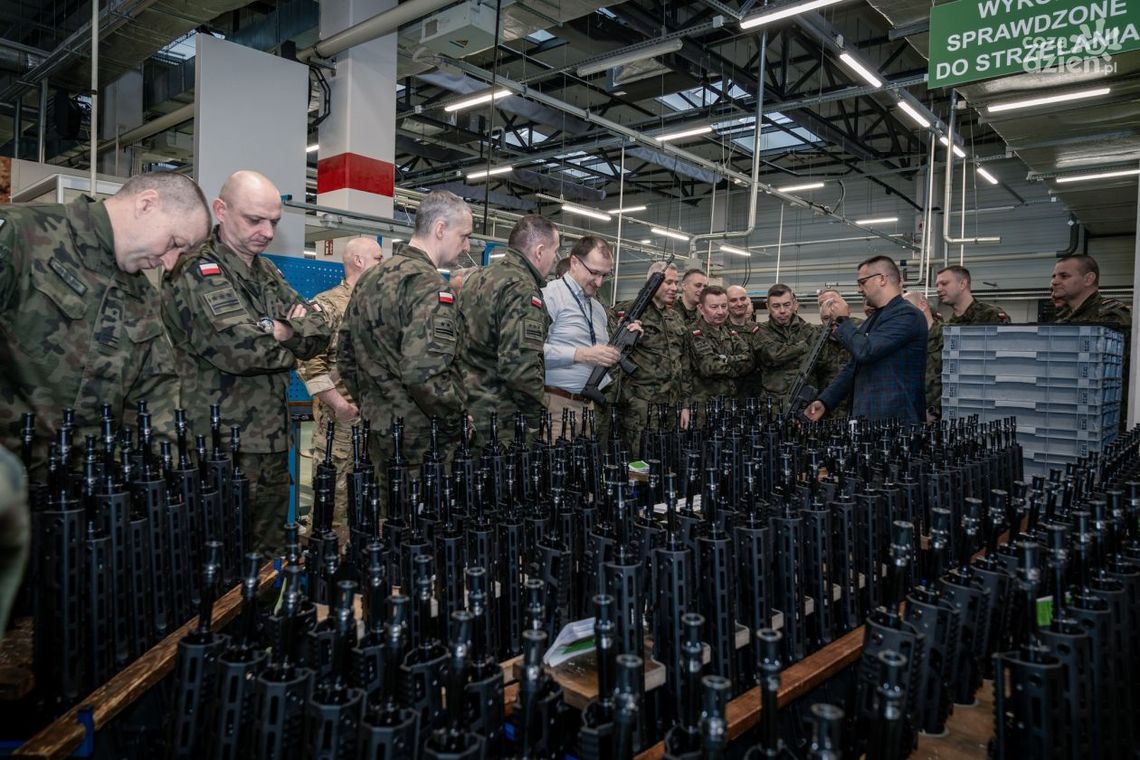 Przyszli generałowie odwiedzili Fabrykę Broni