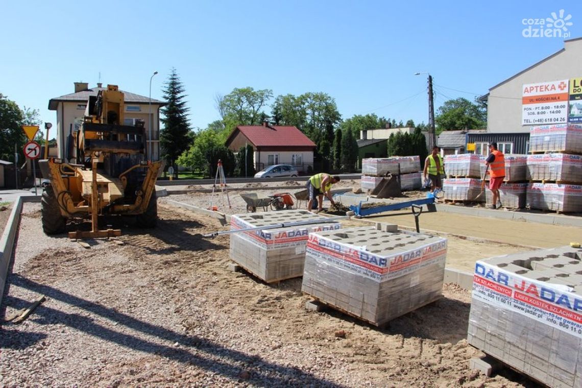 Przytyk. Ruszyła budowa parkingu przy aptece Przytyk. Ruszyła budowa parkingu przy aptece