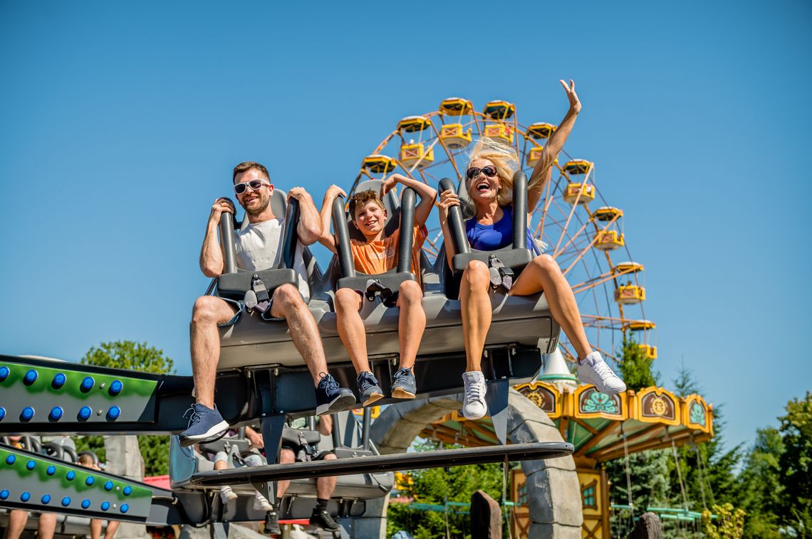 Przywołaj wspomnienia z dzieciństwa. Wybierz się z dzieckiem do wesołego miasteczka!