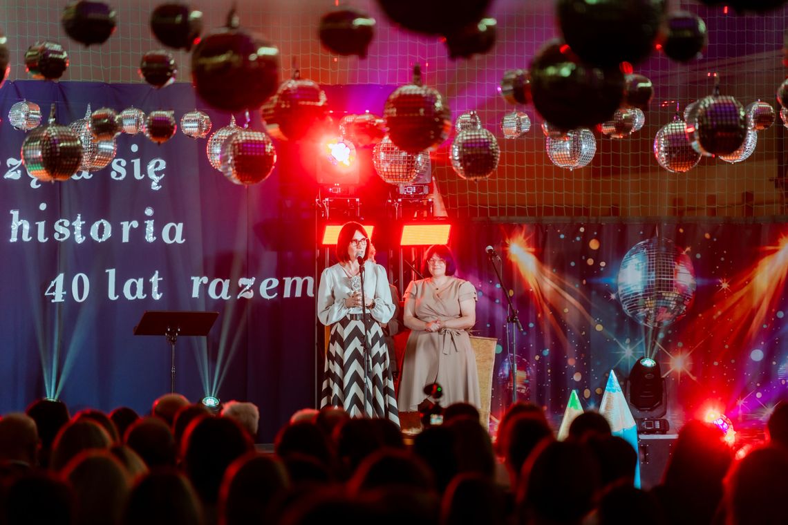 PSP24 świętowała swoje czterdziestolecie. Były wystąpienia artystyczne, pokaz mody nauczycieli oraz… Koziołek Matołek