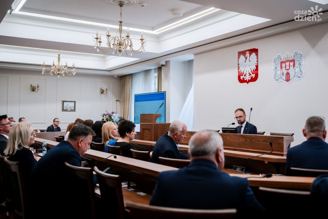 Radni i prezydent złożyli ślubowanie. Za nami pierwsza sesja nowej kadencji Rady Miejskiej w Radomiu