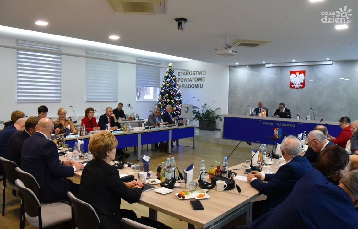 Radni powiatu radomskiego przyjęli budżet na 2024 rok. Jakie będą inwestycje? Radni powiatu radomskiego przyjęli budżet na 2024 rok. Jakie będą inwestycje?