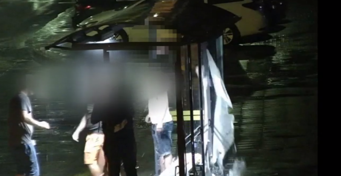 Radom. Zdemolowali wiatę, potem policyjną celę