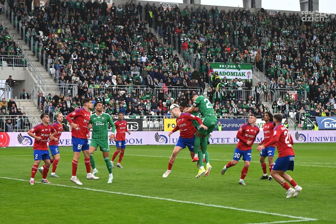 Radomiak przegrał z Rakowem. Fatalna pierwsza połowa. Przebudzenie w drugiej nie wystarczyło Radomiak przegrał z Rakowem. Fatalna pierwsza połowa. Przebudzenie w drugiej nie wystarczyło