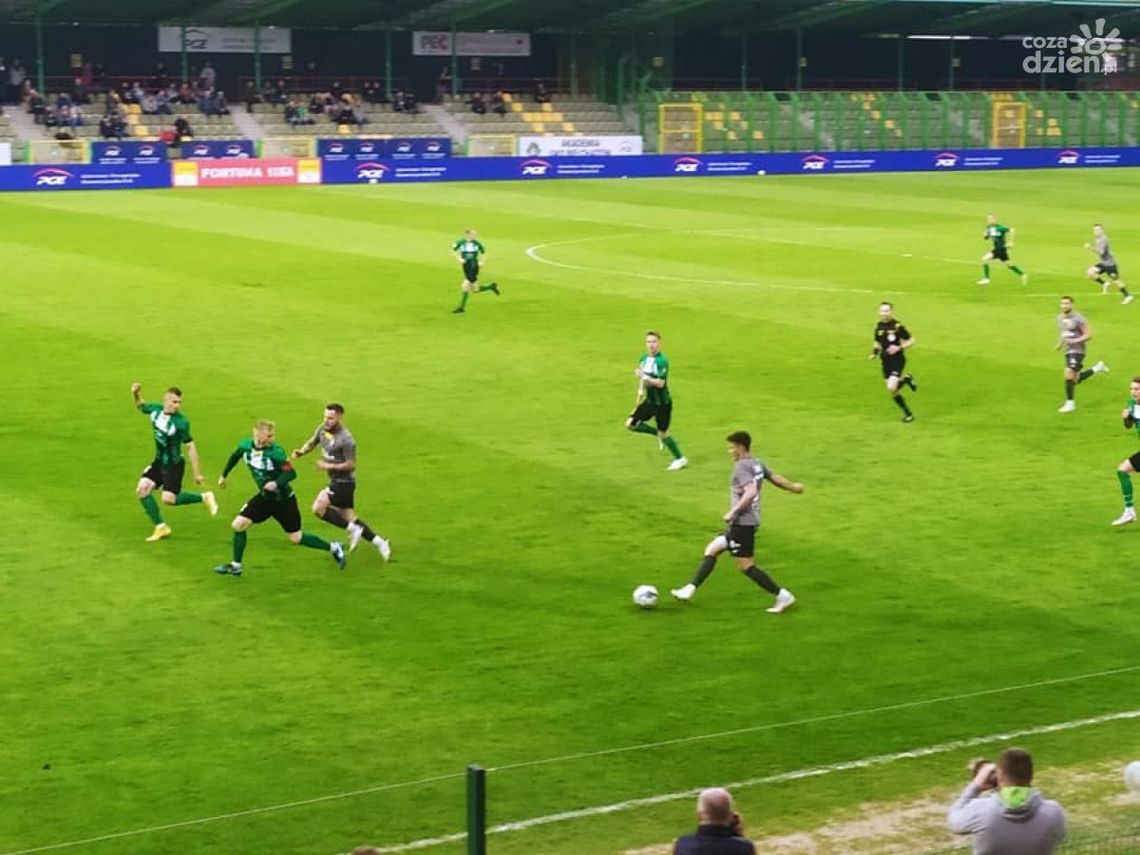 Radomiak Radom grał niemal cały mecz w osłabieniu, ale wygrał w Bełchatowie!