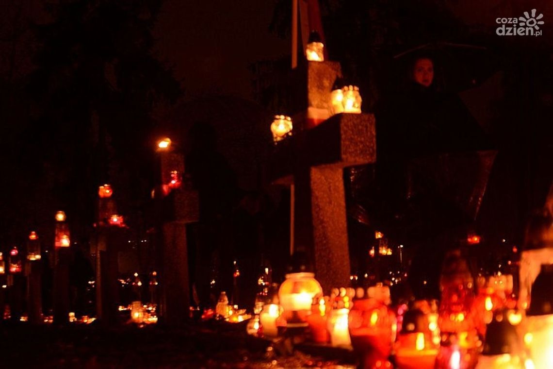 Radomianie tłumnie odwiedzali cmentarze