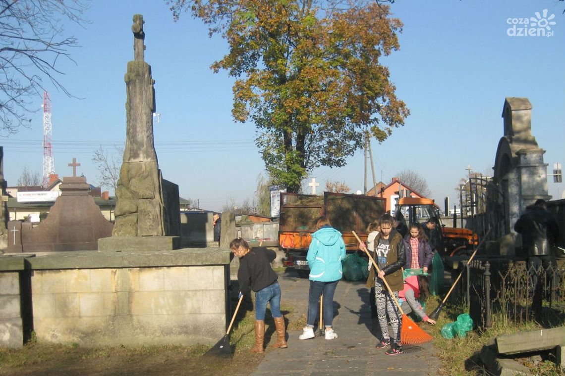 Radomscy uczniowie uporządkują cmentarz