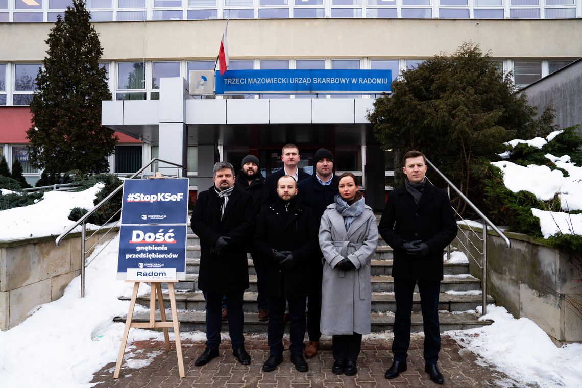 Radomska Konfederacja protestowała przed urzędem skarbowym w sprawie KSeF