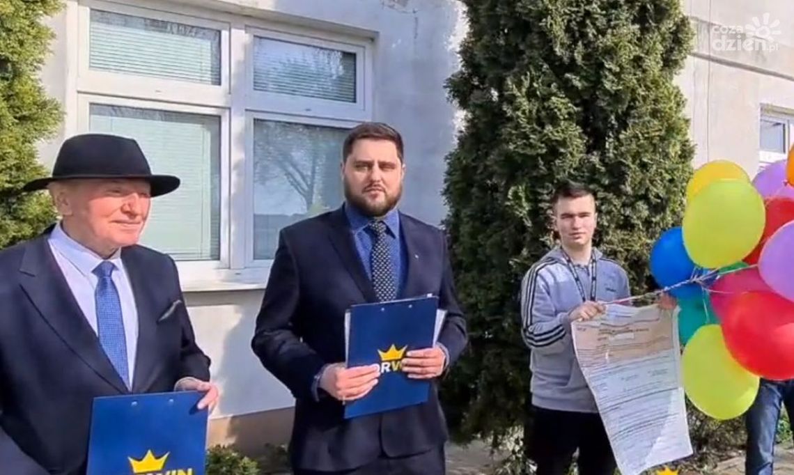 Radomska partia KORWiN wysłała PIT w kosmos. To protest przeciwko składaniu zeznań podatkowych Radomska partia KORWiN wysłała PIT w kosmos. To protest przeciwko składaniu zeznań podatkowych