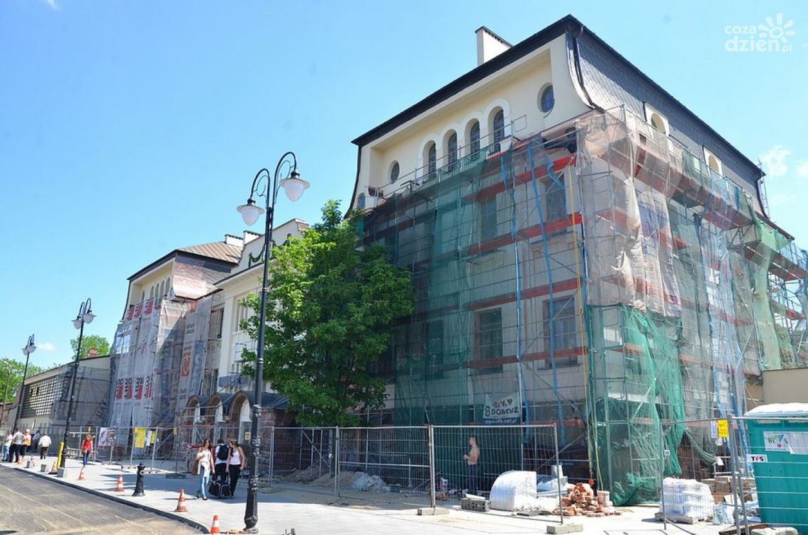 Radomski dworzec z opóźnieniem, ale pięknieje - ZOBACZ ZDJĘCIA