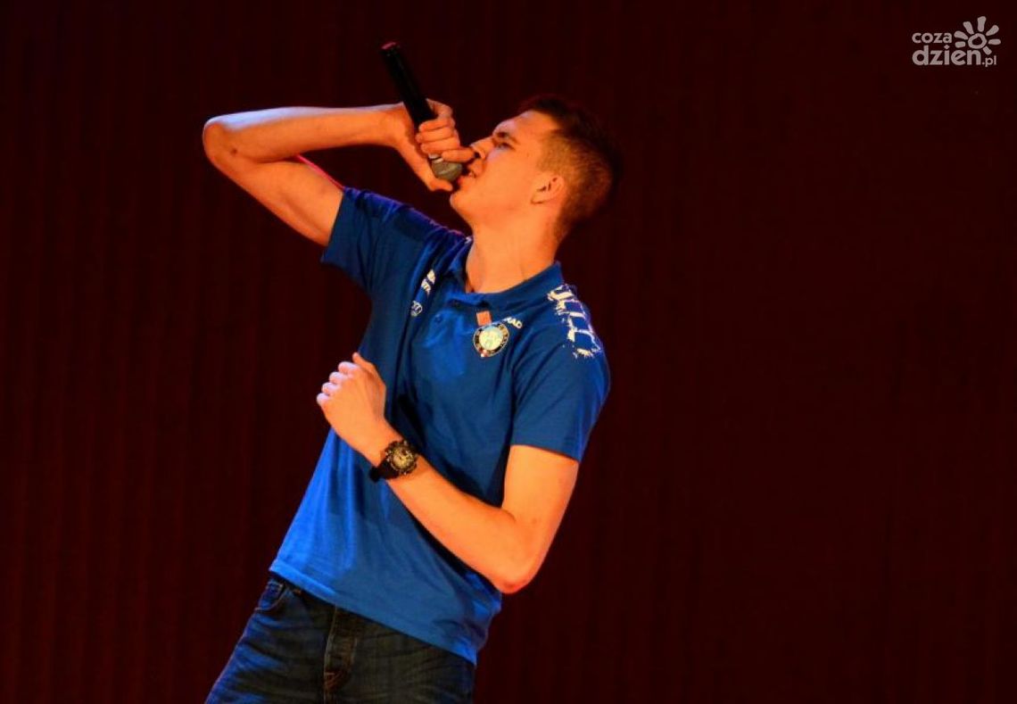 Radomski siatkarz gwiazdą disco polo? Posłuchajcie!