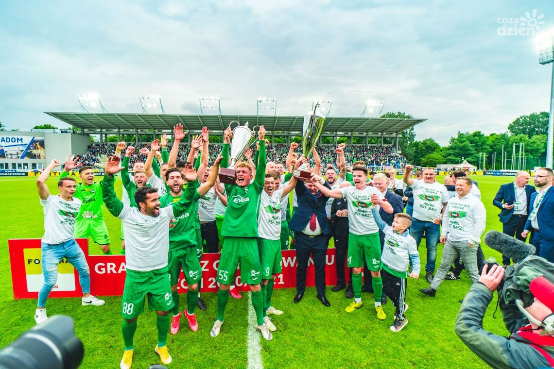 Radość piłkarzy Radomiaka Radom na stadionie po końcowym gwizdku! [WIDEO, FOTO]