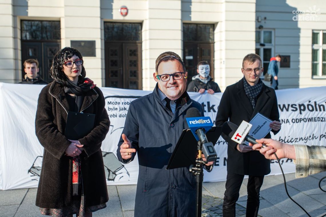 Radosław Witkowski w krzywym zwierciadle. Satyryczna wystawa Młodzieży Wszechpolskiej