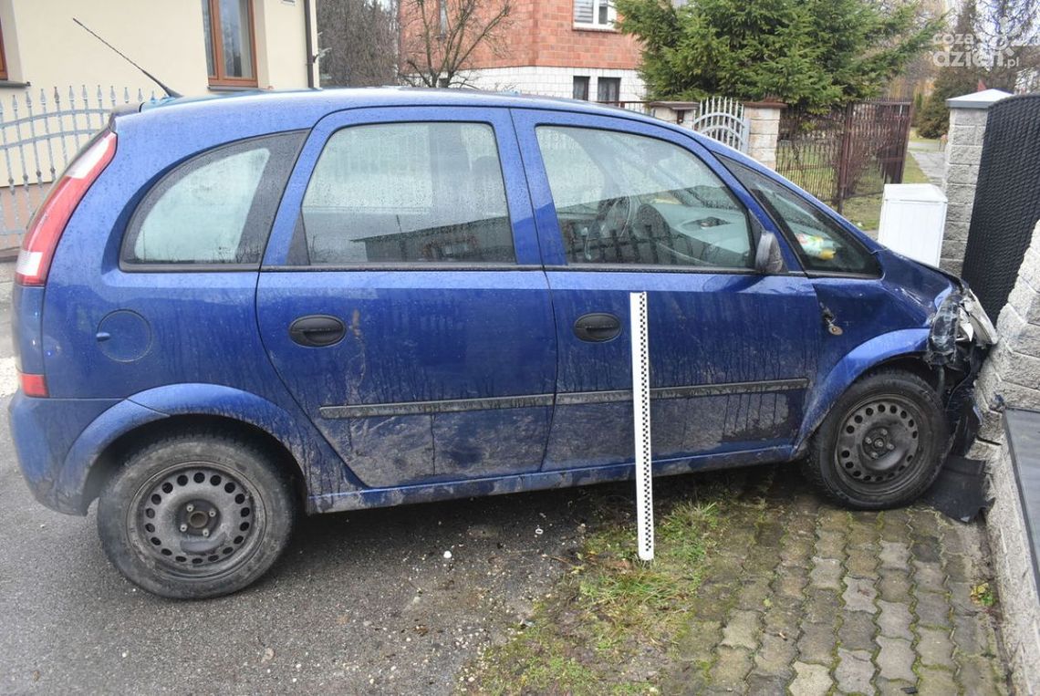 Rajd pijanego kierowcy skończony na ogrodzeniu