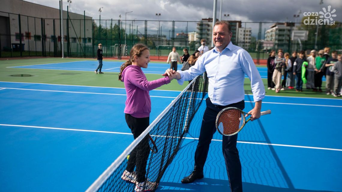 Rakiety w dłoń. Zmodernizowana infrastruktura sportowa oficjalnie otwarta Rakiety w dłoń. Zmodernizowana infrastruktura sportowa oficjalnie otwarta