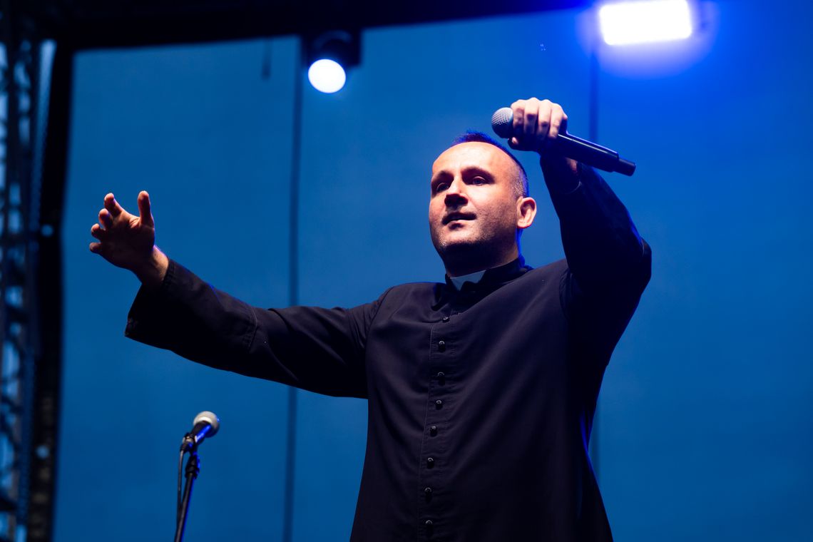 Rapujący duchowny i Rodzina Pospieszalskich. Wyjątkowy koncert upamiętnił rocznicę śmierci ks. Romana Kotlarza Rapujący duchowny i Rodzina Pospieszalskich. Wyjątkowy koncert upamiętnił rocznicę śmierci ks. Romana Kotlarza