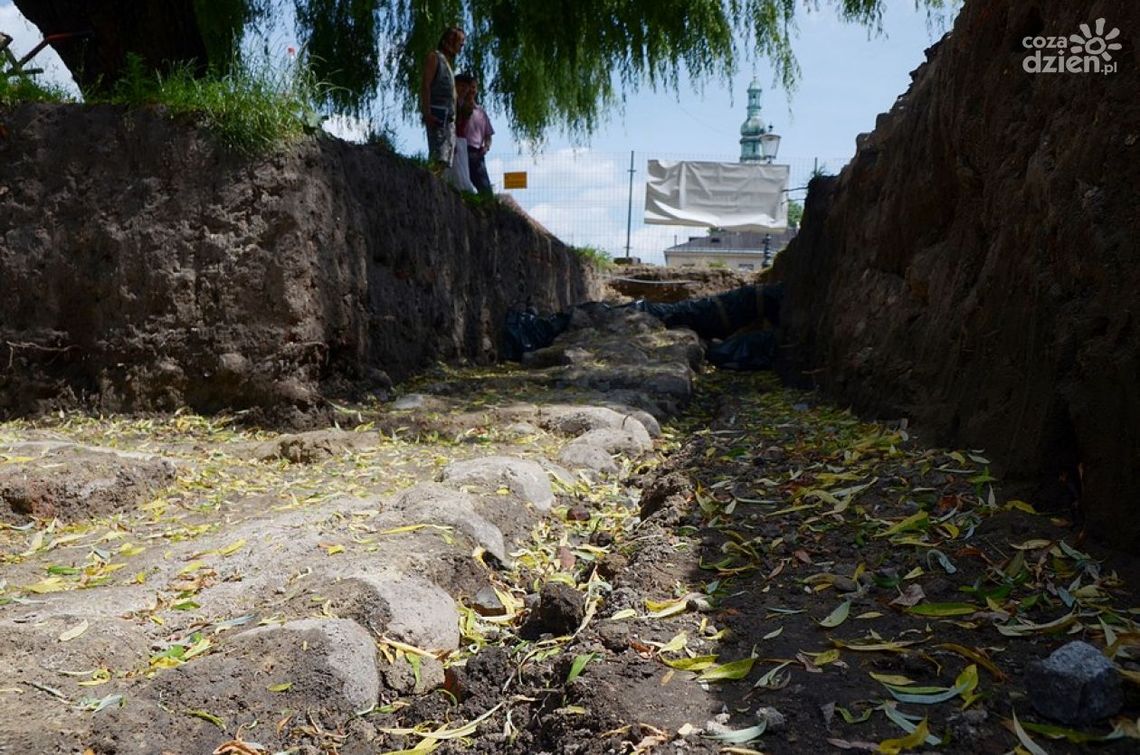 Ratusz wydobywany z ziemi! Ratusz wydobywany z ziemi!