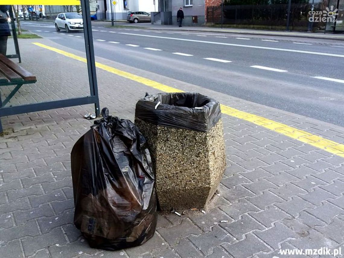 Regularnie podrzucają śmieci. Kto zapłaci za ich wywóz? Regularnie podrzucają śmieci. Kto zapłaci za ich wywóz?
