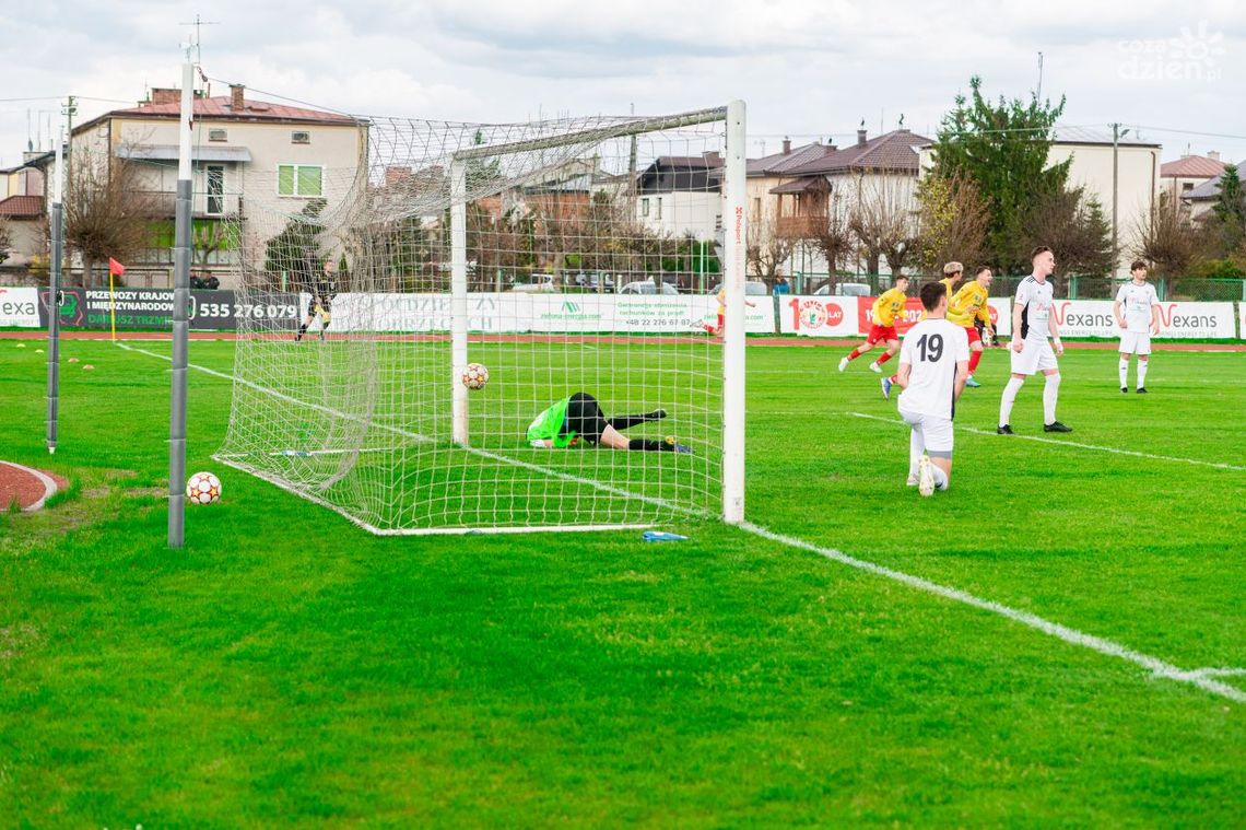 Remis Pilicy Białobrzegi z outsiderem na wyjeździe, choć goście odrobili dwie bramki
