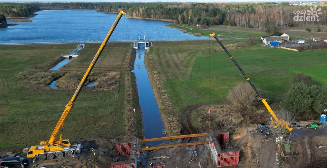 Remont drogi w Słowikowie. Obecnie pracują nad mostem Remont drogi w Słowikowie. Obecnie pracują nad mostem