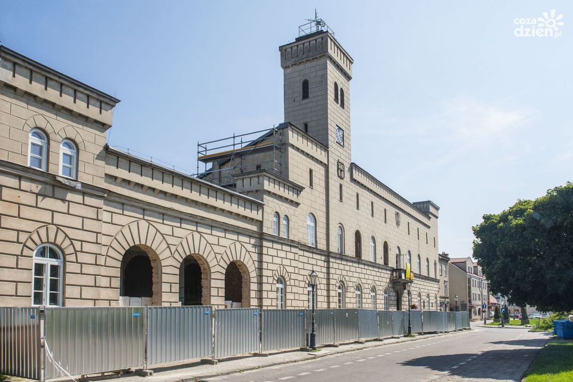 Remont ratusza potrwa dłużej