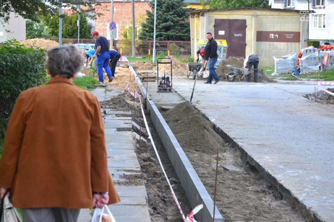 Remontują chodnik i parking